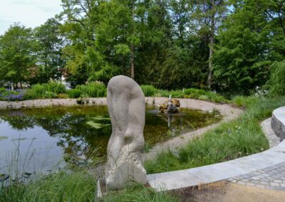 Skulpturen im Essinger Schlosspark 0134