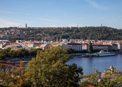 blick auf berg petrin und strahov stadion prag 0262