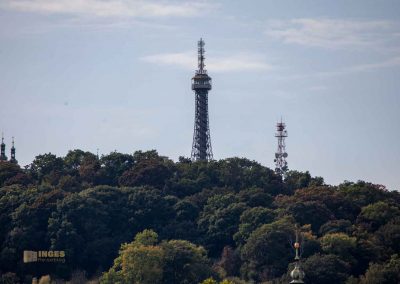 blick auf den aussichtsturm petrin in prag 0175