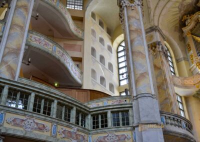 In der Frauenkirche in Dresden 12 Die Emporen in der Dresdner Frauenkirche