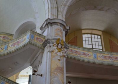 In der Frauenkirche in Dresden 14 Die Emporen in der Dresdner Frauenkirche