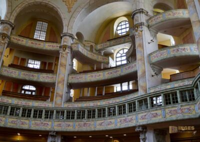 In der Frauenkirche in Dresden 15 Die Emporen in der Dresdner Frauenkirche