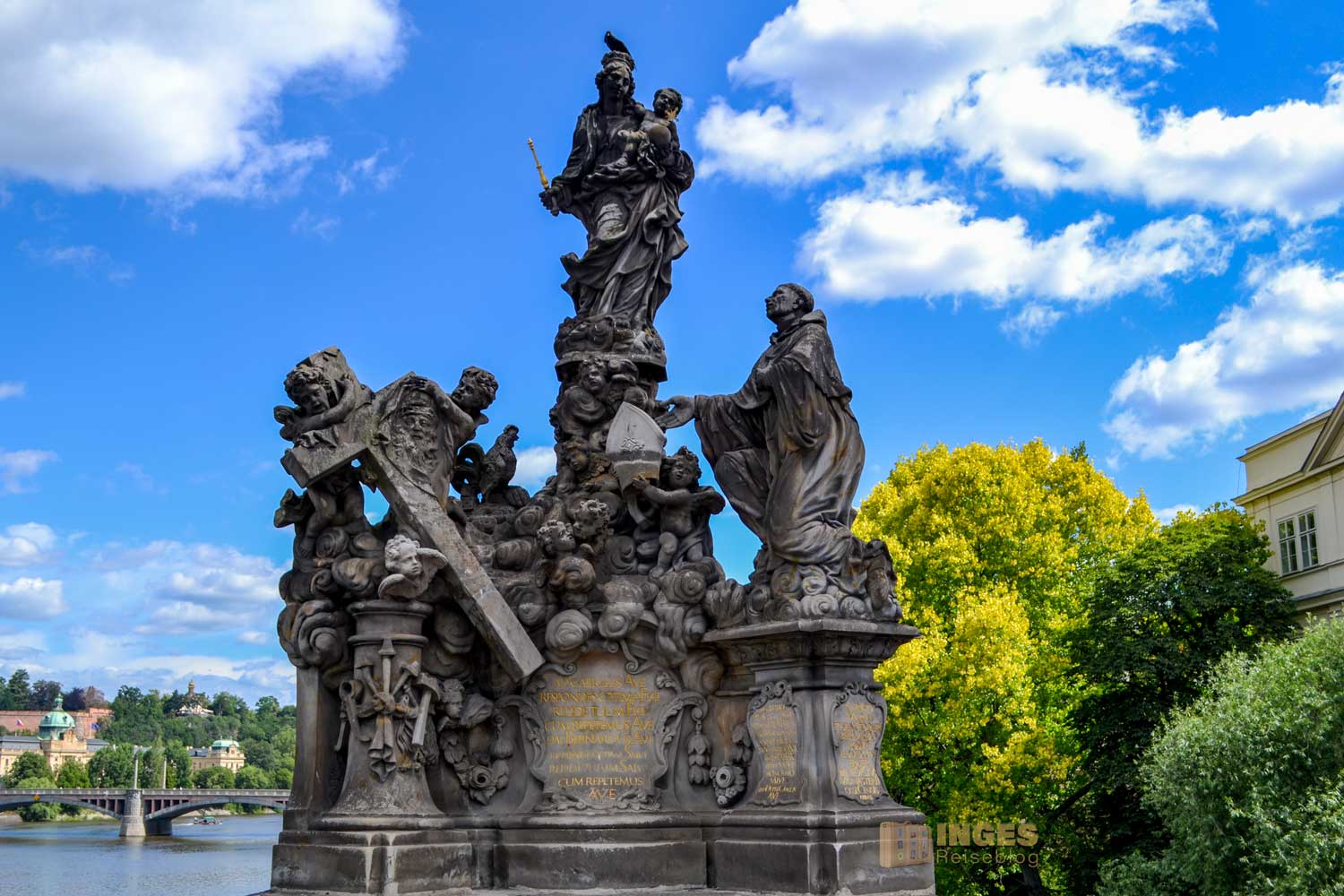 Statue Die Madonna mit dem Hl. Bernhard auf der Karlsbrücke 0066