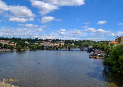 Blick von der Karlsbrücke auf die Moldau in Prag