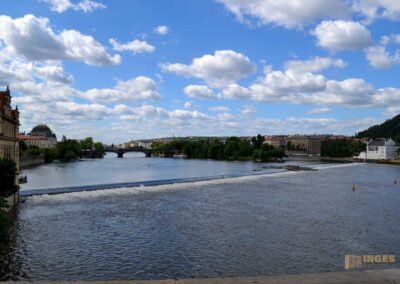 Blick von der Karlsbrücke auf die Moldau in Prag