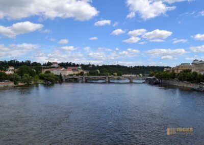 Blick von der Karlsbrücke auf die Moldau in Prag