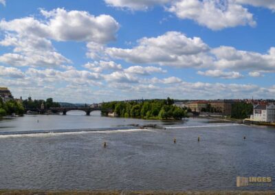 Blick von der Karlsbrücke auf die Moldau in Prag