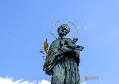 Die Statue der hl. Johannes Nepomuk auf der Karlsbrücke in Prag