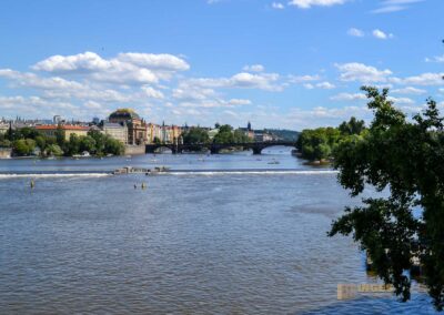 Blick von der Karlsbrücke auf die Moldau in Prag