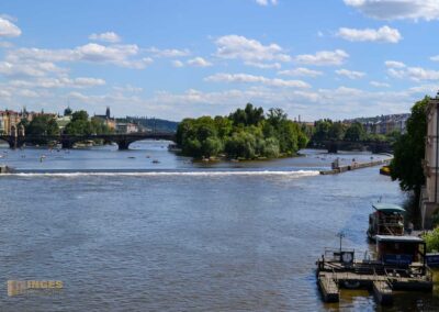 Blick von der Karlsbrücke auf die Moldau in Prag