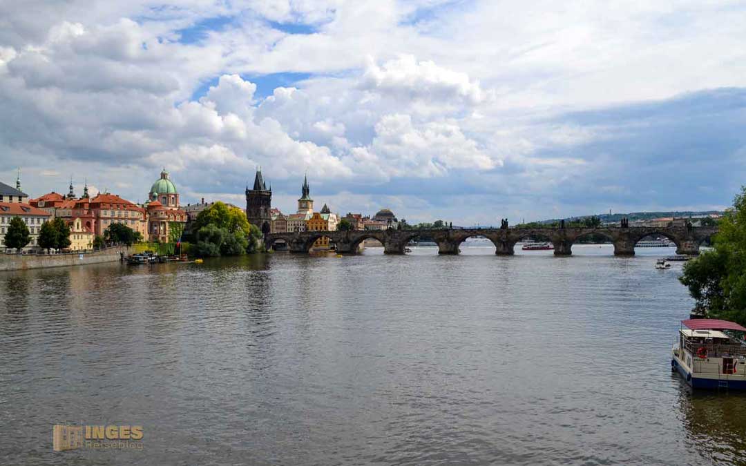 Blick auf die Karlsbrücke in Prag