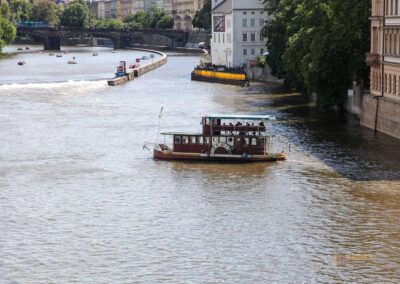 Blick von der Karlsbrücke auf die Moldau in Prag