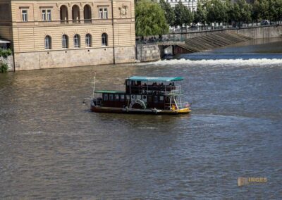Blick von der Karlsbrücke auf die Moldau in Prag