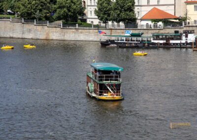 Blick von der Karlsbrücke auf die Moldau in Prag