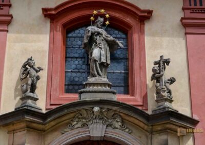 Hl. Nepomuk an der St.-Georgs-Basilika auf der Prager Burg