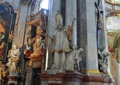 In der St.-Nikolaus-Kirche auf der Prager Kleinseite 33 Statuen in der St.-Nikolaus-Kirche auf der Prager Kleinseite