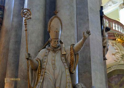 In der St.-Nikolaus-Kirche auf der Prager Kleinseite 34 Statuen in der St.-Nikolaus-Kirche auf der Prager Kleinseite