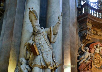 In der St.-Nikolaus-Kirche auf der Prager Kleinseite 36 Statuen in der St.-Nikolaus-Kirche auf der Prager Kleinseite