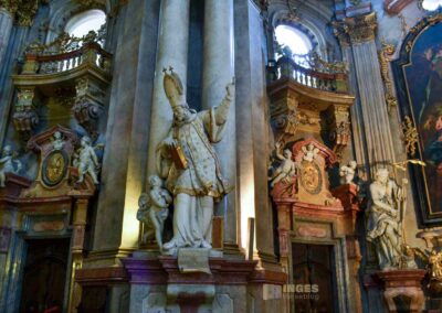 In der St.-Nikolaus-Kirche auf der Prager Kleinseite 35 Statuen in der St.-Nikolaus-Kirche auf der Prager Kleinseite