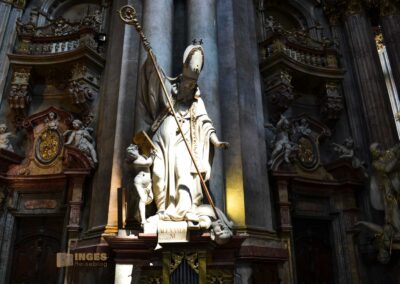 In der St.-Nikolaus-Kirche auf der Prager Kleinseite 37 Statuen in der St.-Nikolaus-Kirche auf der Prager Kleinseite