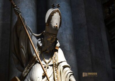 In der St.-Nikolaus-Kirche auf der Prager Kleinseite 38 Statuen in der St.-Nikolaus-Kirche auf der Prager Kleinseite