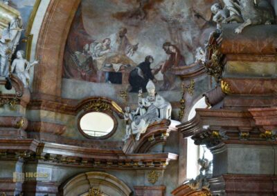 In der St.-Nikolaus-Kirche auf der Prager Kleinseite 28 Statuen in der St.-Nikolaus-Kirche auf der Prager Kleinseite