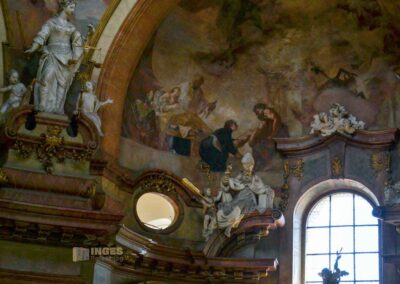 In der St.-Nikolaus-Kirche auf der Prager Kleinseite 30 Statuen in der St.-Nikolaus-Kirche auf der Prager Kleinseite