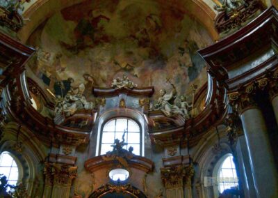 In der St.-Nikolaus-Kirche auf der Prager Kleinseite 31 Statuen in der St.-Nikolaus-Kirche auf der Prager Kleinseite