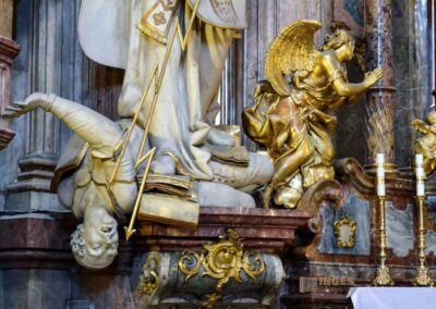 In der St.-Nikolaus-Kirche auf der Prager Kleinseite 41 Statuen in der St.-Nikolaus-Kirche auf der Prager Kleinseite