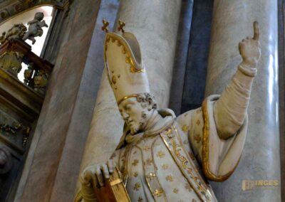 In der St.-Nikolaus-Kirche auf der Prager Kleinseite 43 Statuen in der St.-Nikolaus-Kirche auf der Prager Kleinseite