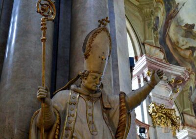 In der St.-Nikolaus-Kirche auf der Prager Kleinseite 44 Statuen in der St.-Nikolaus-Kirche auf der Prager Kleinseite