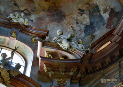 In der St.-Nikolaus-Kirche auf der Prager Kleinseite 32 Statuen in der St.-Nikolaus-Kirche auf der Prager Kleinseite