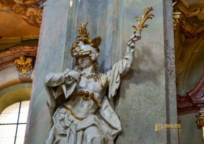 In der St.-Nikolaus-Kirche auf der Prager Kleinseite 45 Statuen in der St.-Nikolaus-Kirche auf der Prager Kleinseite
