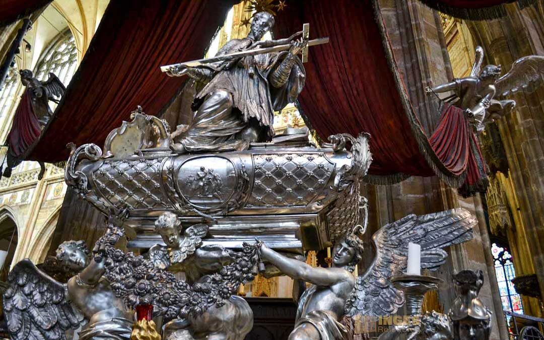 Grabmal des Hl. Johannes Nepomuk im St. Veits Dom in Prag