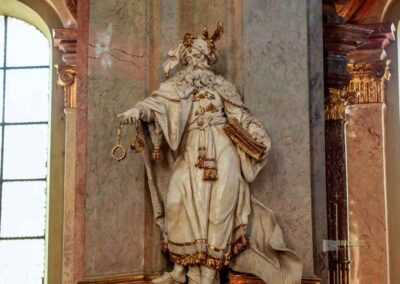 Statuen in der St.-Nikolaus-Kirche auf der Prager Kleinseite