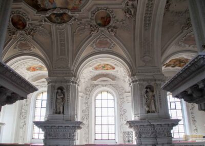 In der Wallfahrtskirche Schönenberg bei Ellwangen 91 Apostelfiguren in der Wallfahrtskirche Schönenberg bei Ellwangen