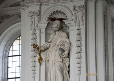In der Wallfahrtskirche Schönenberg bei Ellwangen 93 Apostelfiguren in der Wallfahrtskirche Schönenberg bei Ellwangen