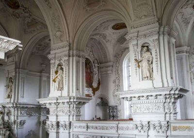In der Wallfahrtskirche Schönenberg bei Ellwangen 92 Apostelfiguren in der Wallfahrtskirche Schönenberg bei Ellwangen