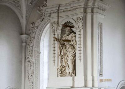 In der Wallfahrtskirche Schönenberg bei Ellwangen 96 Apostelfiguren in der Wallfahrtskirche Schönenberg bei Ellwangen
