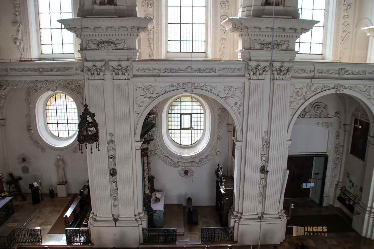 Seitenaltäre in der Wallfahrtskirche auf dem Schönenberg bei Ellwangen 0569 Seitenaltäre in der Wallfahrtskirche auf dem Schönenberg bei Ellwangen 0569