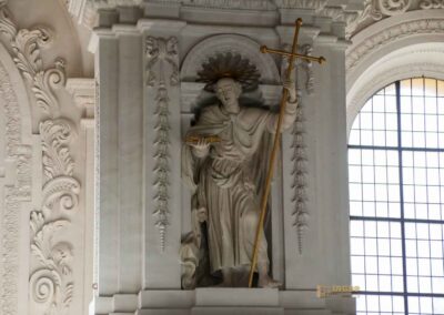 In der Wallfahrtskirche Schönenberg bei Ellwangen 98 Apostelfiguren in der Wallfahrtskirche Schönenberg bei Ellwangen