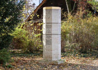 Die Oberhofenkirche in Göppingen 10 Stauferstele in Göppingen 0018