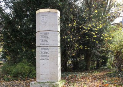 Die Oberhofenkirche in Göppingen 11 Stauferstele in Göppingen 0022