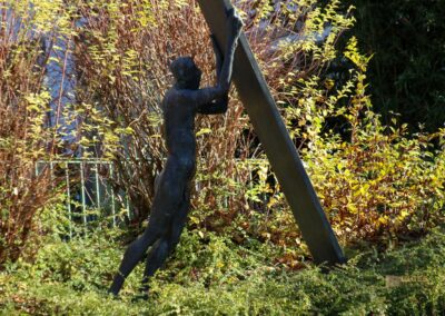 Mann mit Platte von Prof. Nuss Strümpfelbach 0807