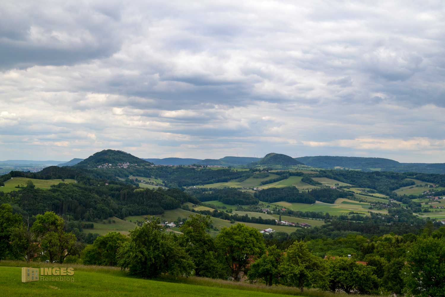 Blick auf den Hohenrechberg und Stuifen vom Hohenstaufen 0031 Blick auf den Hohenrechberg und Stuifen vom Hohenstaufen 0031