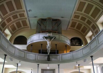 In der St. Pauli Kirche im Hamburger Kiez 16 Kruzifix und Orgel St.Pauli Kirche Hamburg 5812