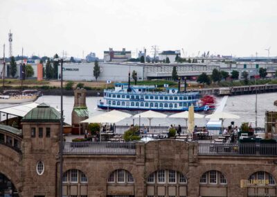 Blick vom Aussichtspunkt Bei der Erholung auf die Landungsbrücken Hamburg 0099