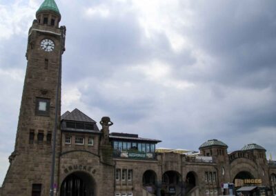 Blick vom Aussichtspunkt Bei der Erholung auf die Landungsbrücken Hamburg 6052