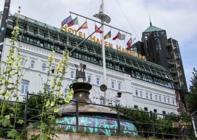 Supfanne bei den Hamburger Landungsbrücken 6061