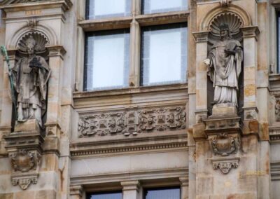 Das Hamburger Rathaus - außen 47 Bischöfe an der Hoffassade am Hamburger Rathaus 6531